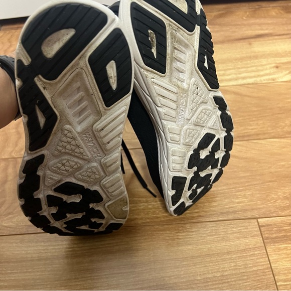 HOKA Arahi 7 Running Shoes – Women’s Size 7.5 – Black/White - Picture 9 of 10